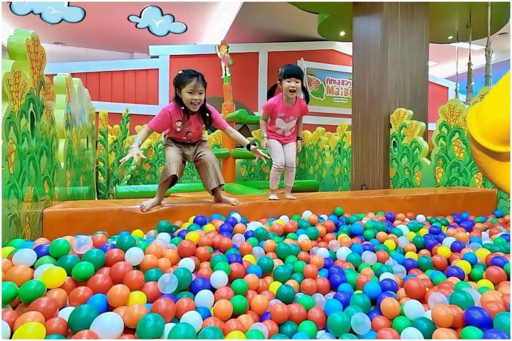 anak sedang bermain mandi bola di playground