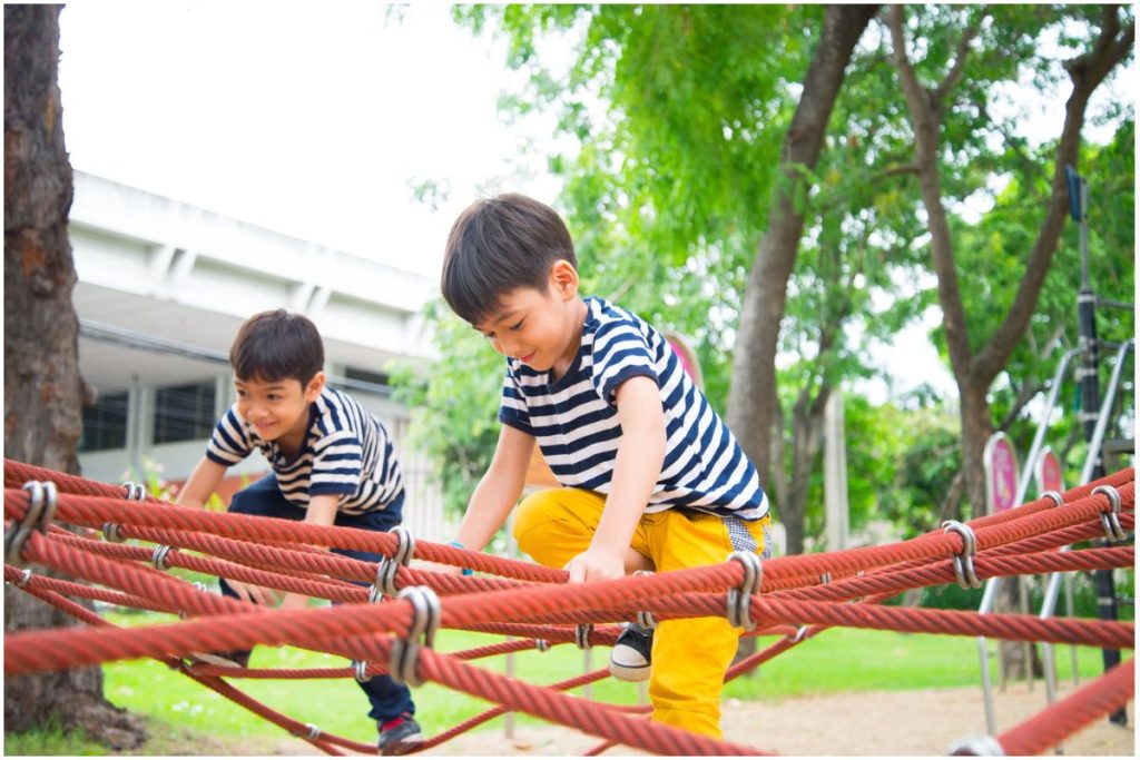 anak bermain di playground