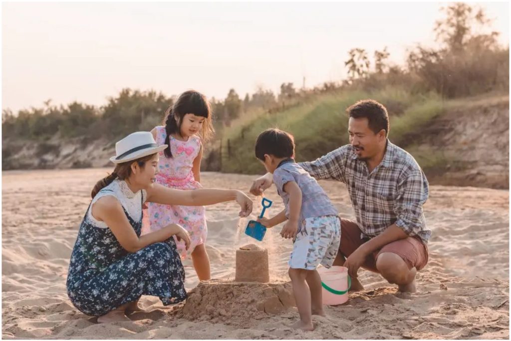 keluarga berlibur ke pantai