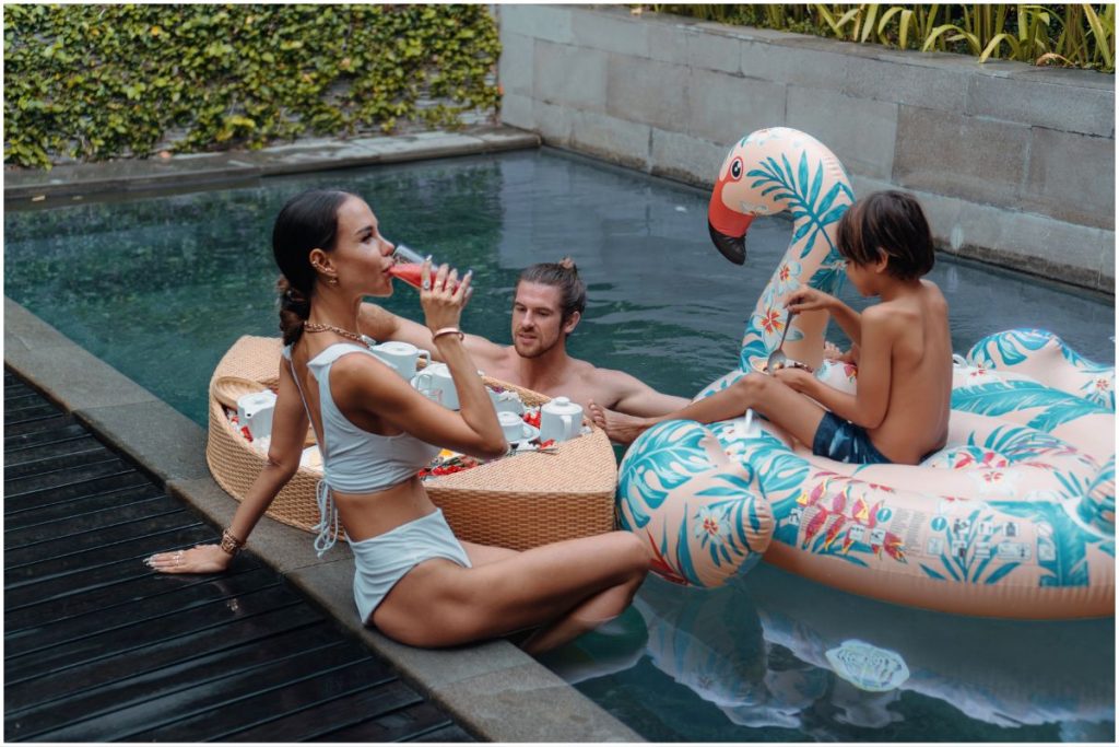 keluarga berenang bersama