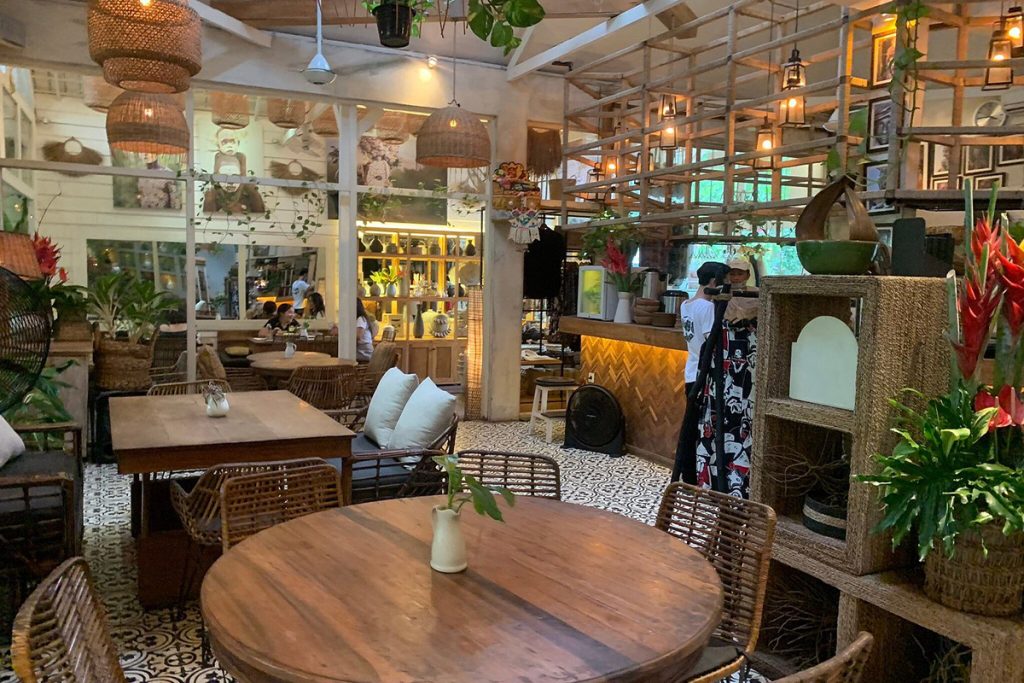family dining in canggu