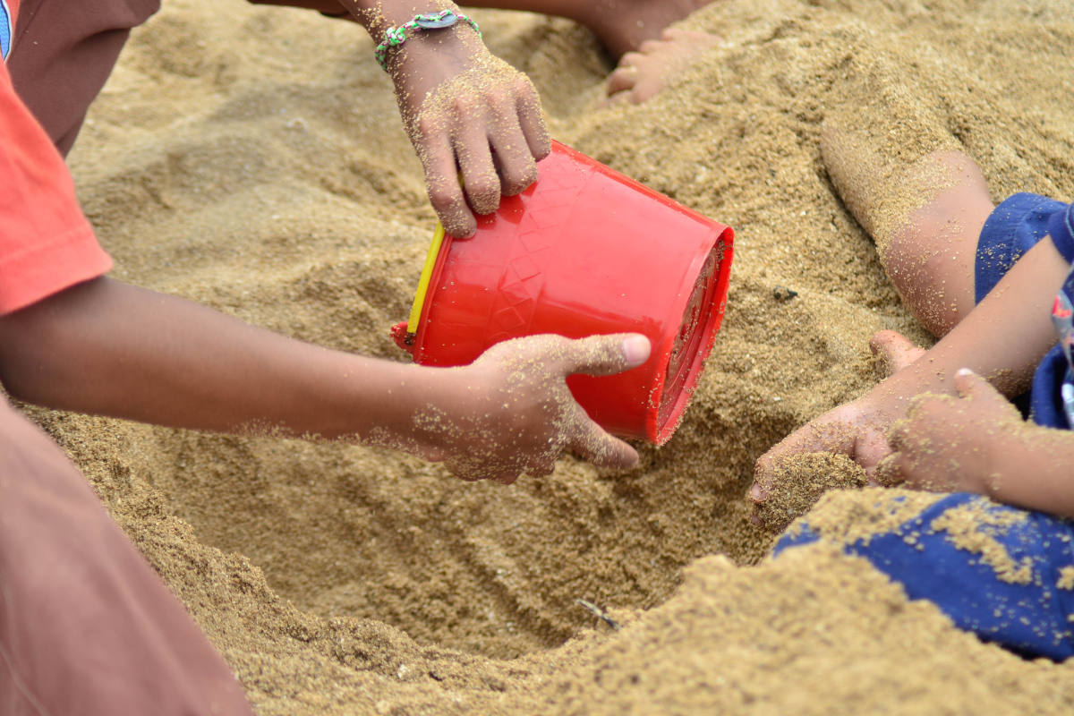 6 Manfaat Bermain Pasir Bagi Anak