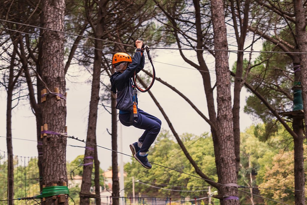 anak sedang bermain outdoor zipline